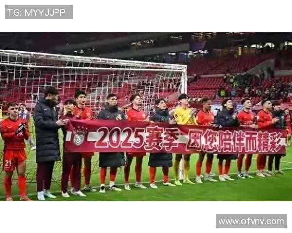 足球球星罚站晴天展现坚毅风采引发球迷热议成为赛场焦点